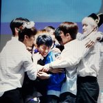 [펜타곤] 이날 단체허그는 왜??