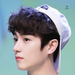 현재 <b>데뷔초</b>에 진짜 애기같다