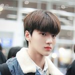 가녀린 얼굴선이 <b>인상적</b>인 男돌