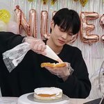 케이크 <b>시트</b>로 보름달 만들어 먹은 남돌