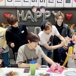 [트레저] 아기공룡을 바라보는 형아들