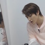 [NCT즌] 거울에 비친 그의 <b>옆태</b>