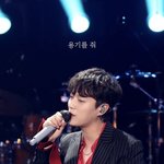 커스텀 마이크 새로 맞춘 남자 아이돌 그룹