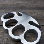 +)여자친구 가방에서 <b>너클</b>이 나왔는데