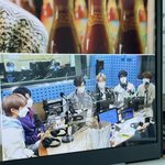 [NCT즌] 안경까지 꺼내서 앨범 구경하시는 <b>최화정</b>님과 콩알딱지들