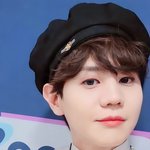 얼굴이 너무 작은것이다 vs 손이 큰거다