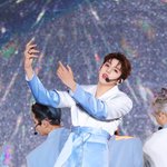 [펜타곤] 이 <b>의상</b> 볼 때마다