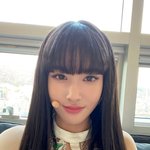이 친구는 셀카를 <b>증명</b>사진처럼 찍네