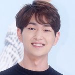 진짜 이분 은근히 여자아이돌들한테 인기 많은듯