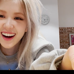 로제 실제 머리길이  단발인듯