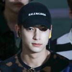 손 <b>틈새</b>로 비춰 봐도 멋진 男돌