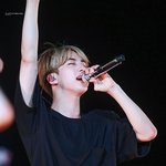 손에 태국어로 귀엽다 쓴 방탄 진