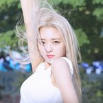 환한 피부로 <b>인형</b><b>미</b> 더해진 女돌