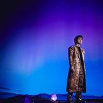 <b>민석</b>이는 오른쪽에 서 있고