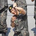 진짜 변배켠은 <b>주변</b>에 <b>사람</b>들이 몰리는 듯