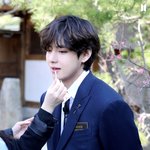 뷔 손은 조금 억울하겠다