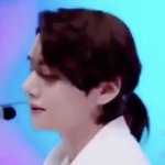 방탄 뷔 <b>장발</b>에 묶은머리에 콧대