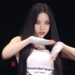 와 카리나 이 사진 ㄹㅇ <b>ai</b>인줄