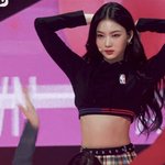 아이사 허리가 볼록해보이는 이유가 머임?