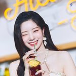 <b>다현</b>은 피부가 이정도면 ㄹㅇ걍 종이인데
