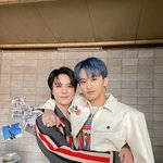 [NCT즌] 근데 제노 진짜 마크한테 잘 안기지 않냐 ㅜ 강쥐 ㅜㅜ