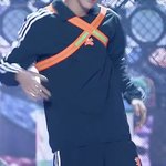 얘들아 짤1이랑 짤2랑 <b>윗옷</b> 같은 색같음?