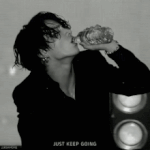 <b>물병</b>만 있어도 완성되는 아이돌 화보