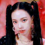 <b>카리나</b> 이 사람이랑 좀 <b>닮음</b>
