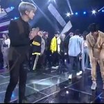 <b>영훈</b>이 뷔랑 인사하고 무대 밑에서