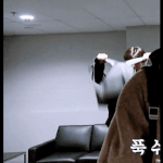 아 전정국 가방 <b>특이</b>하게 매는 거 개웃김