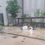 배달 기사 사고 논란.오토바이 들어오자 경비원이 줄 당겨