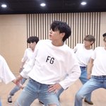 전정국 흰티에 <b>청바지</b>