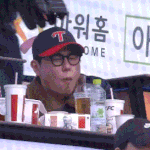 야구장에서 만난.<b>gif</b>