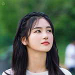 <b>화려</b>한 이목구비에 느껴지는 담백함