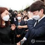 이준석, 천안함유족 앞 눈물 …"보수가 마음 아프게 해드렸다"