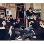 [NCT즌] 이거 기차타고 <b>엠티</b>가는 동아리 단체사진같음