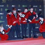 신인도 피하지 못한 큐브 공식(?)<b>포즈</b>