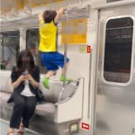  '폰' 보는 엄마···"<b>민폐</b>" vs "그럴수도" '갑론을박'