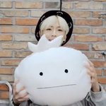 자캐 쿠션 받고 <b>신난</b> 아이돌