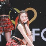 예쁜 얼굴로 끼 부리는 <b>여</b><b>돌</b>