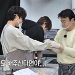 <b>뷔</b> 백종원쌤 팔걷어주니깐ㅋㅋㅋㅋㅋㅋ