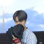 더보이즈 <b>에릭</b> 이짤 현재 닮지 않았어?