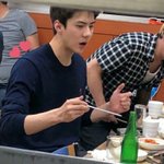 <b>오세훈</b> 식당에서 젓가락 떨어뜨림
