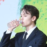 <b>버논</b>은 기자간담회에서 넷플릭스를 찍네