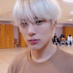 본진 은발짤 두고가