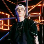 이태용은 우리 아버지가 쓰실 것 같은 <b>안경</b>을 쓰고도 이런 분위기가 <b>남</b>