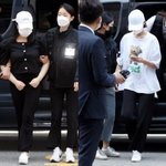 장애 친구 폭행한 여고생들, 취재진 질문에도 휴대폰만 <b>응시</b>