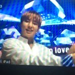 호시 옷 팔 소매 부분에 저 <b>무늬</b> 있으니까 남자 교복 셔츠 입은...