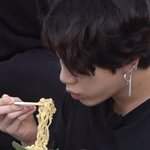 먹을때 후~<b>불어</b>먹는 정국이