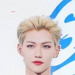 선 <b>자체</b>가 짙고 예쁜 <b>아이돌</b> 얼굴